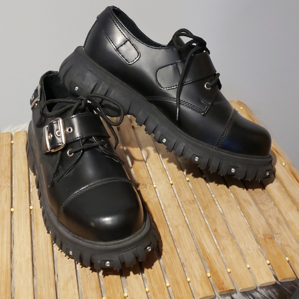 Tuk II leather black platform